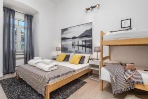 1 dormitorio con 2 camas y 1 litera en Molo Longo apartments, en Rijeka