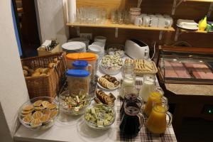 Pension Abendruh في كابرون: طاولة بها العديد من الأطباق من المواد الغذائية والمشروبات عليها