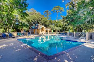 una piscina con cenador y árboles en Colonnade Club 147, en Hilton Head Island