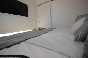 Posteľ alebo postele v izbe v ubytovaní Luksusowy Apartament na Promenadzie