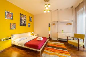 Naima Sea View Design Apartment tesisinde bir odada yatak veya yataklar