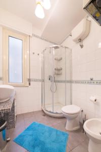 Ένα μπάνιο στο Naima Sea View Design Apartment