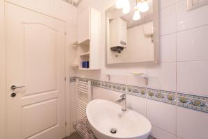 Bagno di Naima Sea View Design Apartment By HouseinNaples