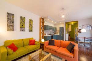Area soggiorno di Naima Sea View Design Apartment By HouseinNaples