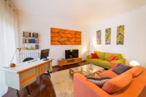 Area soggiorno di Naima Sea View Design Apartment By HouseinNaples