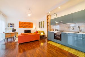 Cucina o angolo cottura di Naima Sea View Design Apartment By HouseinNaples