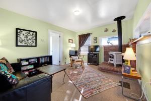 uma sala de estar com um sofá e uma lareira em Greenwood Beach Cottage em Elk