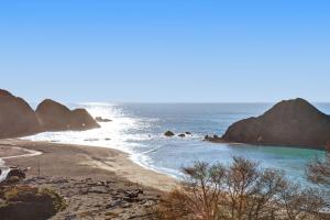a view of a beach with rocks in the ocean at Greenwood Beach Cottage in Elk