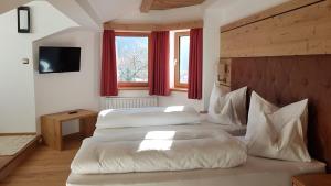 Postel nebo postele na pokoji v ubytování Hotel Tyrolis + 37 fotografií