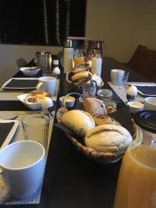 une table avec des paniers de pain sur une table dans l'établissement "In de Kloosterhof" Gratis privé parkeren, à Assen