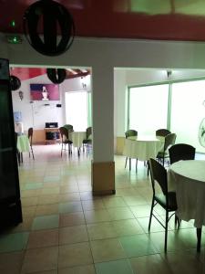 een eetkamer met tafels en stoelen en een ruimte met tafels en stoelen bij Zigal hotel in Antofagasta