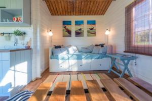 Tempat tidur dalam kamar di Cozy Summerhouse in Nasva