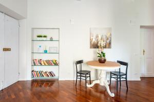 a dining room with a table and chairs at SuityRHome RioneMonti56 in Rome