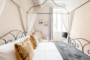 um quarto com uma cama de dossel de metal em SuityRHome RioneMonti56 em Roma