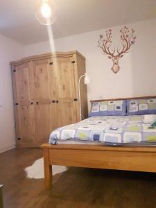um quarto com uma cama e um armário de madeira em Lavi's house-East Milton Keynes em Milton Keynes