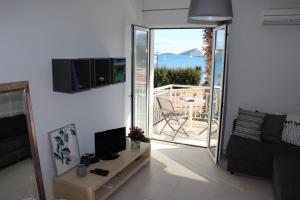 TV a/nebo společenská místnost v ubytování Apartments MARE BLU by the sea.