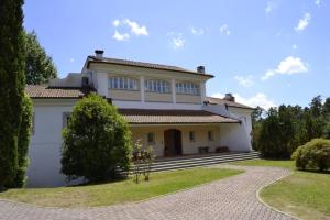 una gran casa blanca con entrada para coches en Villa Bianca, en Lucca