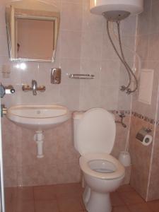 a bathroom with a toilet and a sink at Stella di Mare Guest House in Ravda