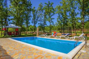 - une piscine avec des chaises et un kiosque dans l'établissement Villa Lovro in Imotski, private pool, à Gornji Vinjani