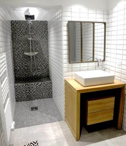 y baño con lavabo y ducha. en Résidence A Licetta en Porto Vecchio
