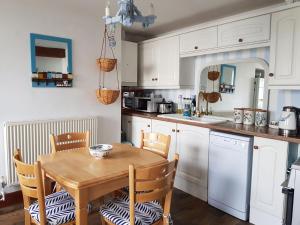 Köök või kööginurk majutusasutuses Driftwood Cottage