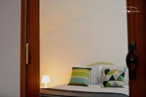 Uma cama ou camas num quarto em Alecrim Rosmaninho Guest House