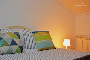 Uma cama ou camas num quarto em Alecrim Rosmaninho Guest House
