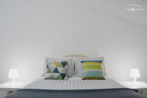 Uma cama ou camas num quarto em Alecrim Rosmaninho Guest House