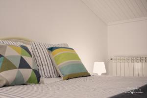 Uma cama ou camas num quarto em Alecrim Rosmaninho Guest House