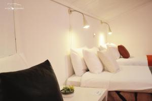 Uma cama ou camas num quarto em Alecrim Rosmaninho Guest House