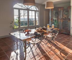 een eetkamer met een tafel en stoelen in een kamer bij Le Peyret in Serres-Castet