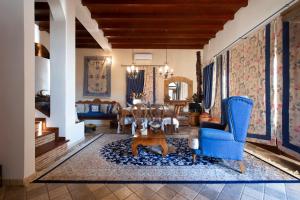 A seating area at Secret Paradise Beach Villa