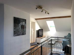 Televízia a/alebo spoločenská miestnosť v ubytovaní Apartment zur Schmiede - by myNests