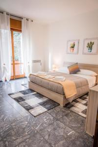 ein Schlafzimmer mit einem großen Bett in einem Zimmer in der Unterkunft Gabrielli Rooms & Apartments - MARONCELLI in Verona