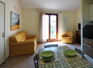 un soggiorno con tavolo, sedie e TV di Casa Renili a Pesaro
