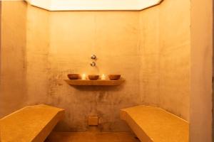 a room with two bowls on a wall with a shelf at Masseria Mongiò dell'Elefante in Otranto