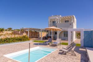 Bazén v ubytovaní Sun and Moon Villas alebo v jeho blízkosti
