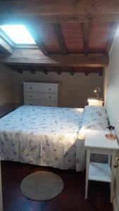 ein Schlafzimmer mit einem Bett mit einer weißen Bettdecke in der Unterkunft la Torretta di Villa Borri Chianti Classico in San Casciano in Val di Pesa