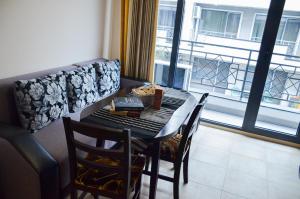 A seating area at Ivanovi Apartments