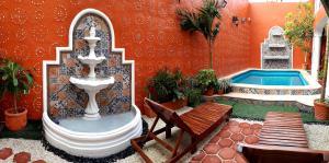 a fountain in the middle of a courtyard with a pool at Hotel Peregrina in Valladolid