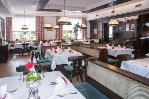 restauracja z białymi stołami i krzesłami oraz stolarką w obiekcie Frauentalerhof w mieście Frauental an der Lassnitz 