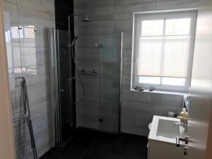 een badkamer met een douche en een wastafel bij Haus Kranichweide in Bodstedt +16 foto's