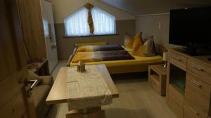 una piccola camera con letto e televisore di Pension im Glück Thale a Thale