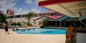 un grupo de personas en una piscina en un hotel en Crown Point Beach Hotel, en Crown Point