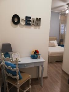 een kamer met een bureau met een bed en een bord met lening bij La Casa Di Titti in Civitanova Marche