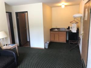 
A kitchen or kitchenette at Kings Inn Cody

