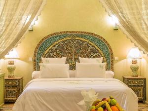 Postel nebo postele na pokoji v ubytování Riad Tahyra
