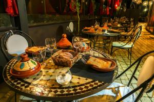 - une table avec des assiettes de nourriture et des verres à vin dans l'établissement Amareclub Baia Dei Turchi Resort - Adults Only, à Otrante