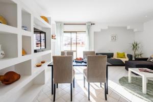 Casas Barulho Apartments Old Town في ألبوفيرا: غرفة معيشة مع طاولة وكراسي