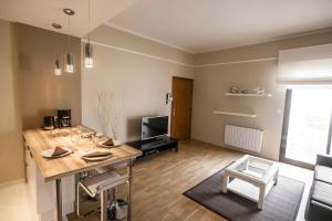 uma cozinha e sala de estar com mesa e cadeiras em Appartement Gerland - Centre historique - em Dijon